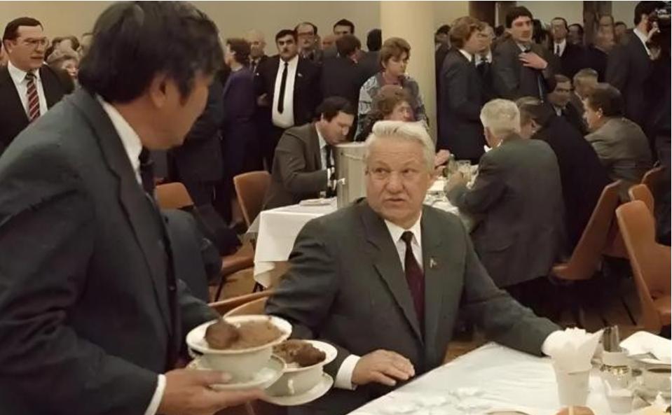 叶利钦为什么要搞垮苏联，看一下普京对叶利钦评价就明白了：“俄罗斯史上最大的罪犯是