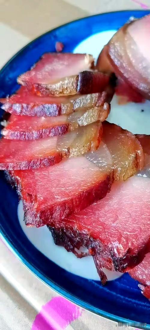 上联:腊月腊八吃腊肉
下联:[碰拳][碰拳][碰拳]