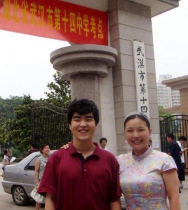 1988年，武汉女教师在医院生下一个小男孩。谁知，丈夫突然在她耳边说：“老婆，把