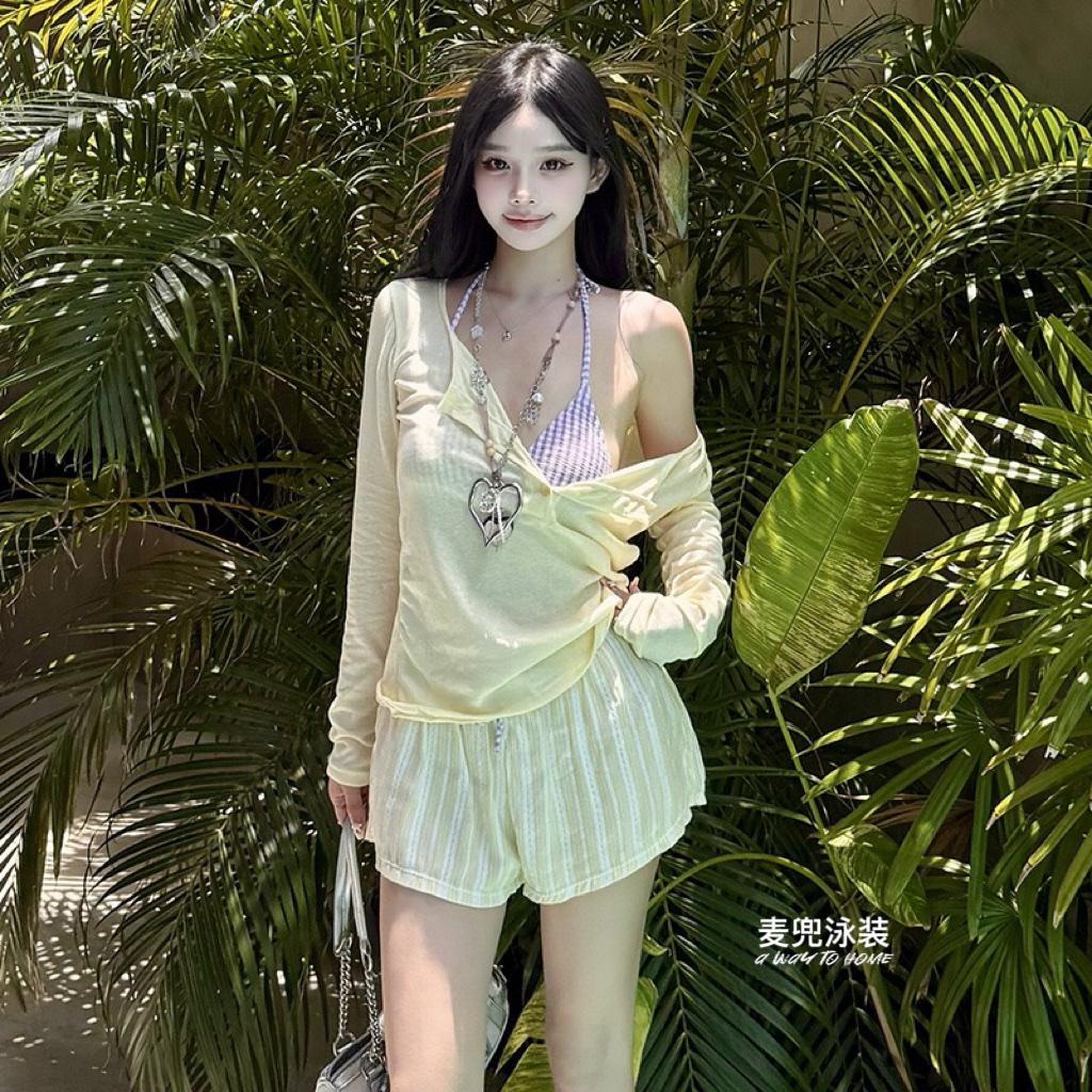 夏日多巴胺泳衣穿搭｜奶黄罩衫+格纹比基尼
泳装度假风格 比基尼度假穿搭 泳装穿搭