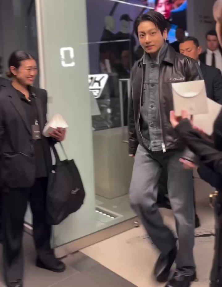 套丑而不自知 小伙儿去哪儿修冰箱呢 