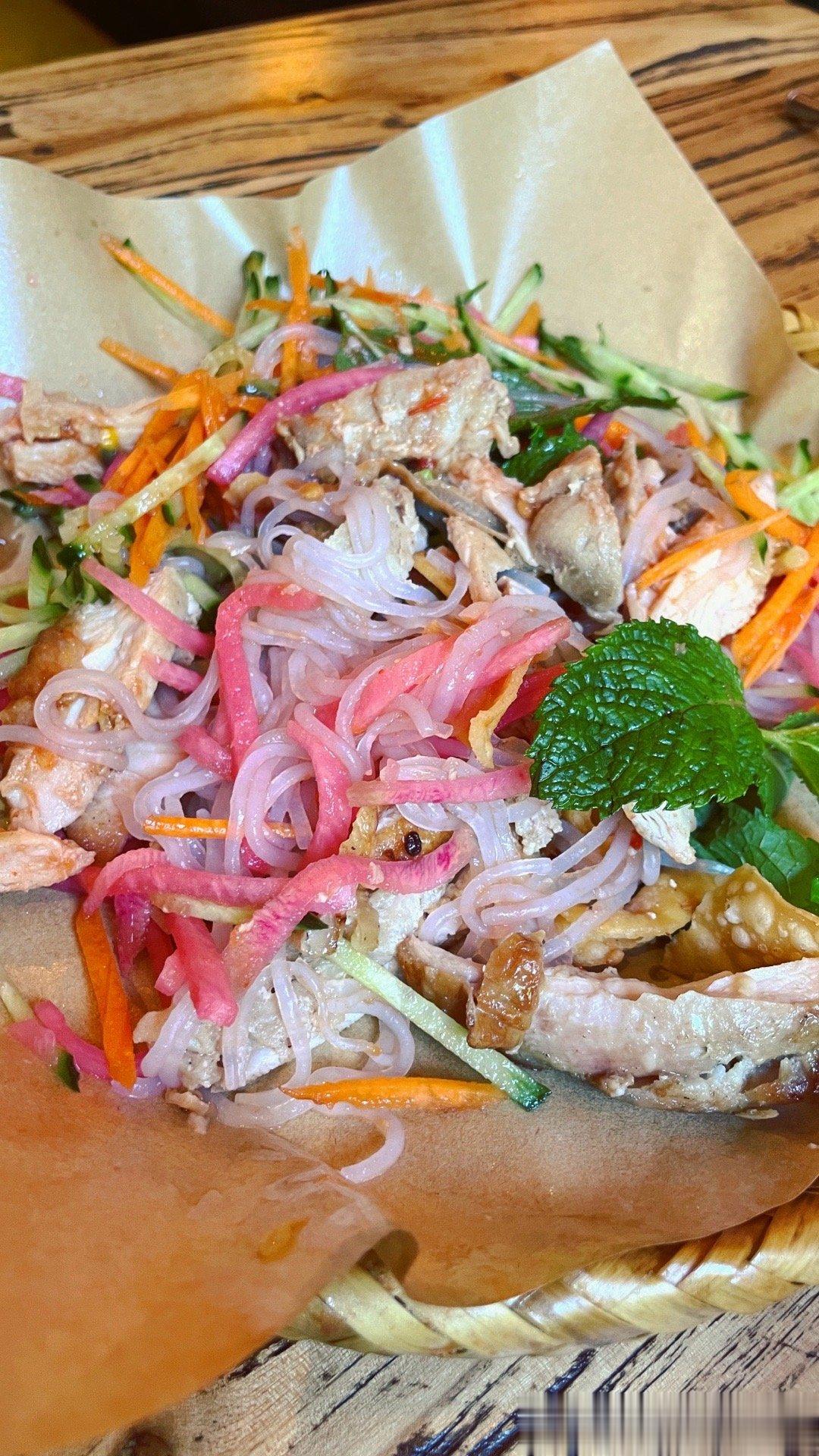 #市监局再次确认高校饭菜异物是鸭脖# 鸭脖健康吗？鸭脖吃了一般对身体没有伤害，但