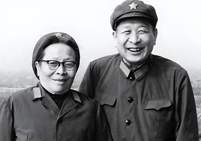 1972年，军事科学院副政委钟期光上将因病瘫痪，他的2个儿子参军无门。2个孩子没