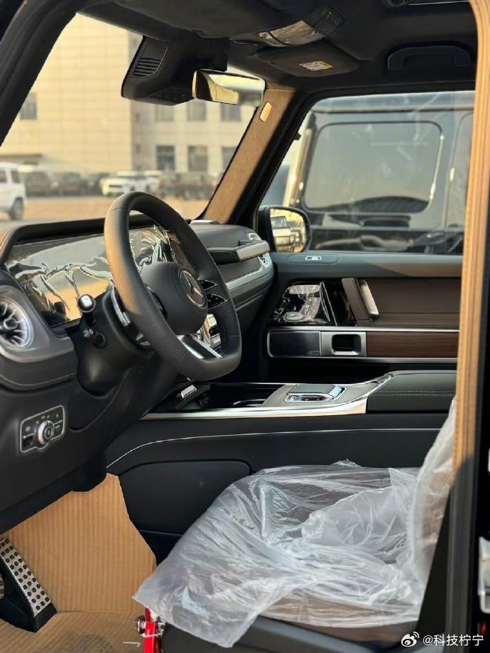 探索未知，感受非凡。25款韩版奔驰G450d，以独特的祖母绿色调，为每一次出行带