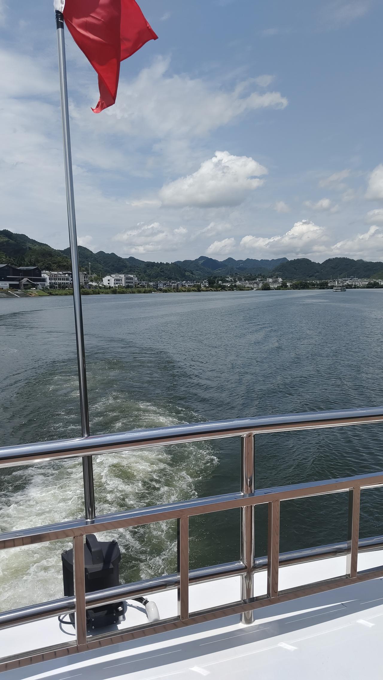西江月·泛舟新安江
 
叠嶂青山围岸，澄江碧水行舟。
长风漫卷白云悠，一路画屏如