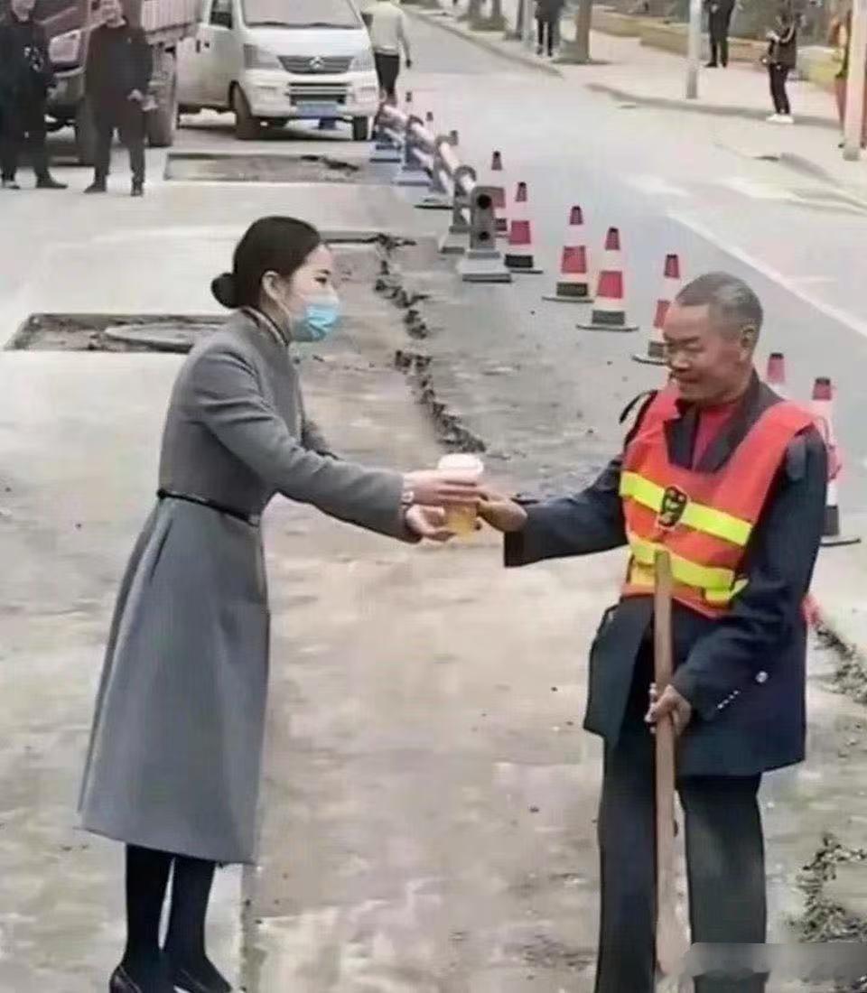 被第一张图感动到，被第二张图恶心到了 