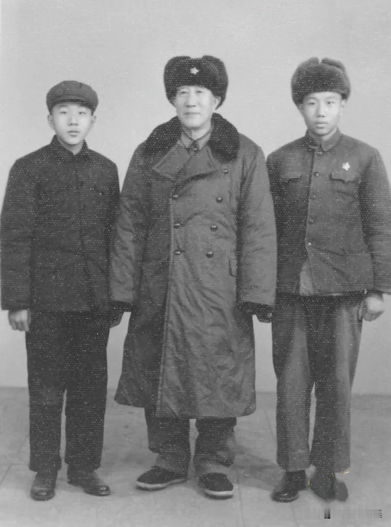 1971年冬，总后勤部副部长韩振纪将军（中）疏散到西安期间，和大儿子韩辉（右一）