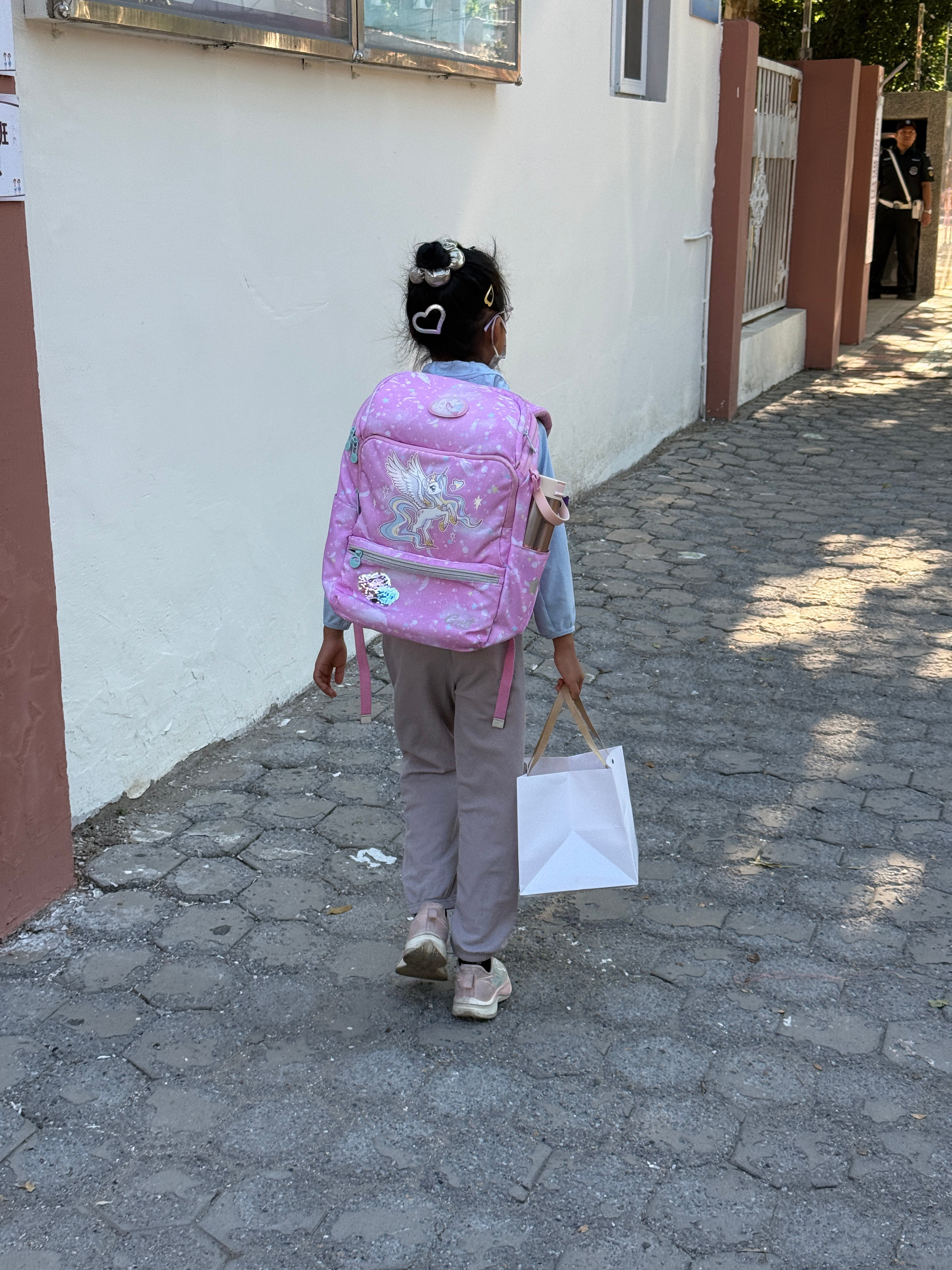 爸爸今天有事送不了小孩去学校，送我俩到远处的地铁站，我俩开启了三条地铁🚇换乘之