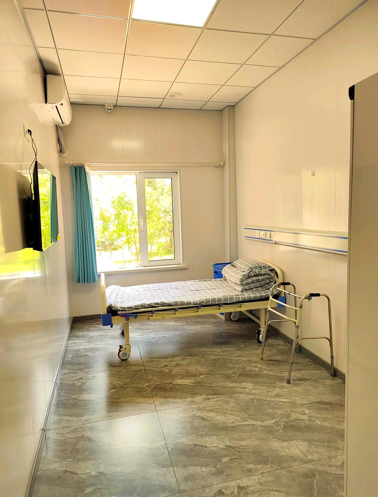 今天一睁眼还活着。总盼着死，盼着死的快点，千万别得慢性病死。像那七十八百的老太太