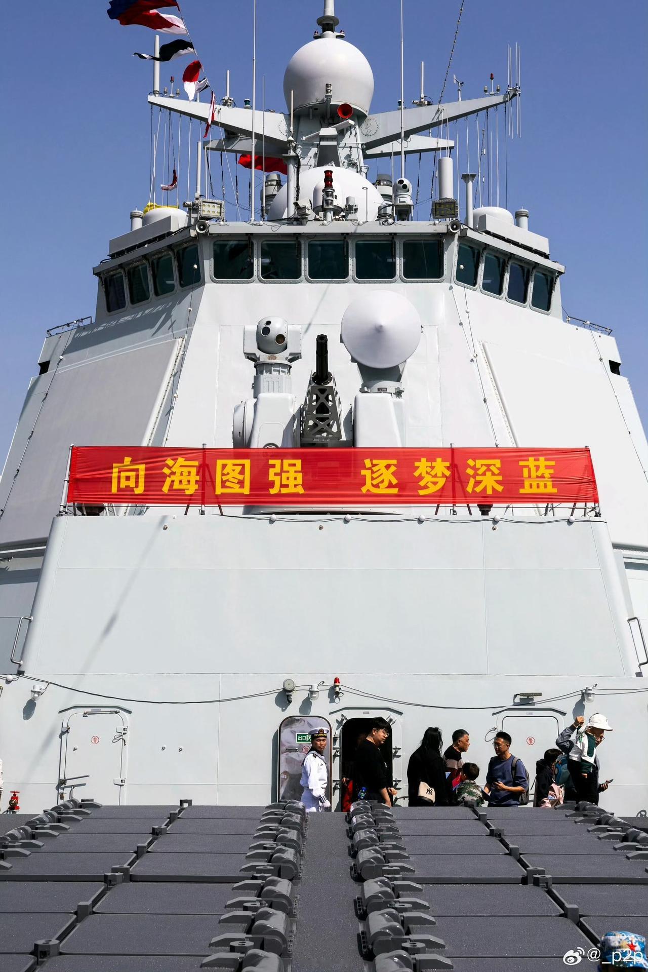 新老批次052D舰桥正面和舰身半侧面对比图 。