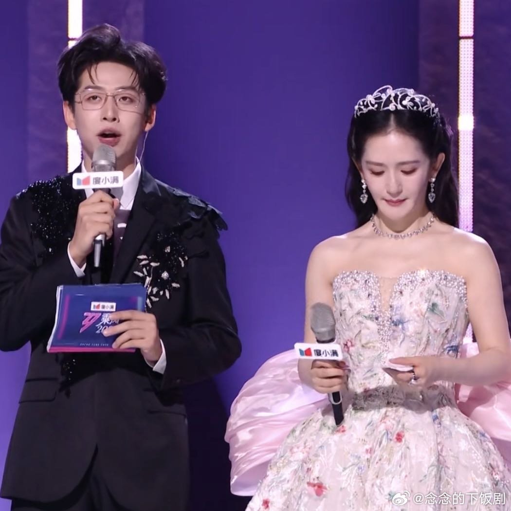 齐思钧在谢娜旁边承担了何炅功能谢娜公主造型配西装齐思钧也太养眼了，俩人配合太默契