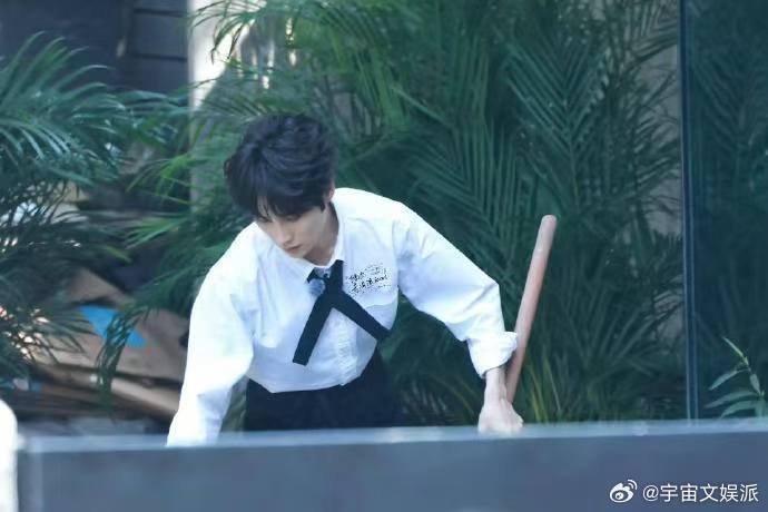 井胧又拿着扫把开干了 哇塞！《风华合伙人》路透里井胧又抄起扫把，录综艺顺便搞清洁