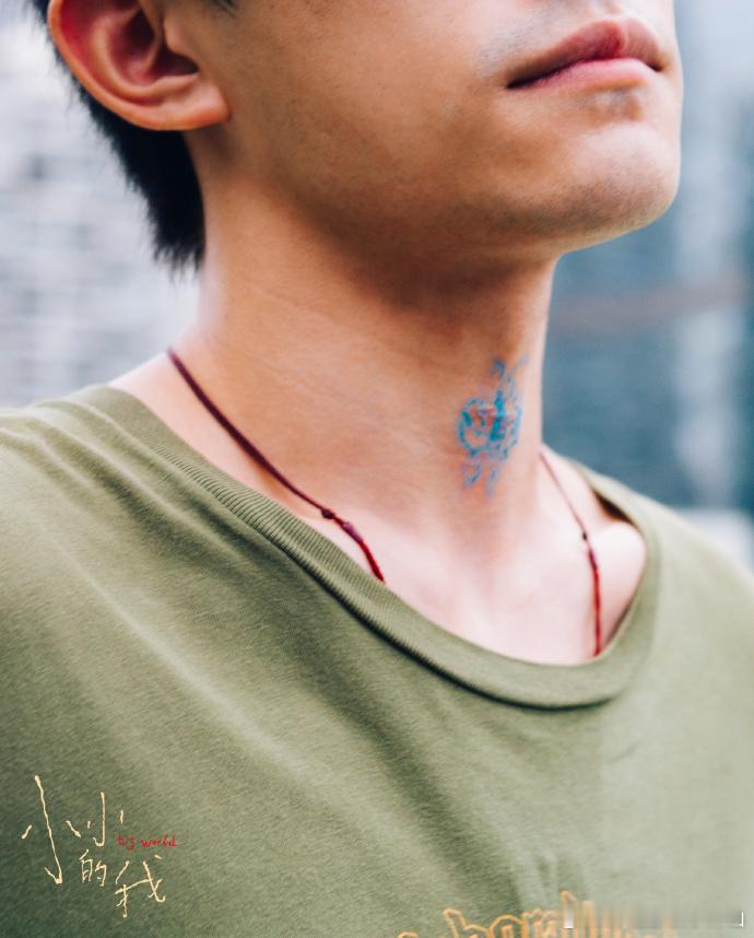 易烊千玺喉结涂鸦   易烊千玺刘春和蝴蝶剧照  易烊千玺刘春和蝴蝶剧照，艺术感与