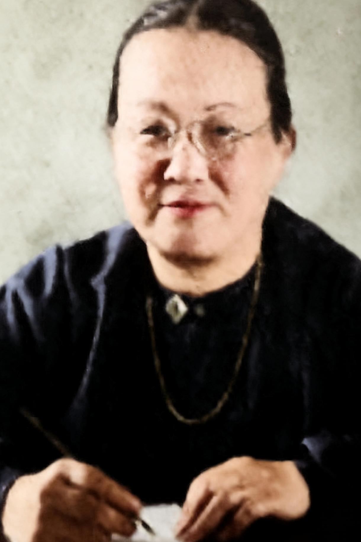 章士钊的原配妻子吴弱南，一张罕见的留影，镜头中的她戴着眼镜，虽然算不上漂亮，但是