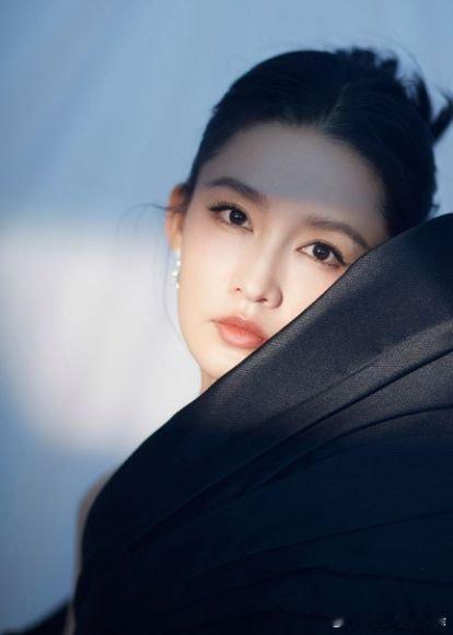李沁尖叫之夜气场好强  李沁气场好强 记得五年级的时候，看楚乔传我可喜欢李沁了，