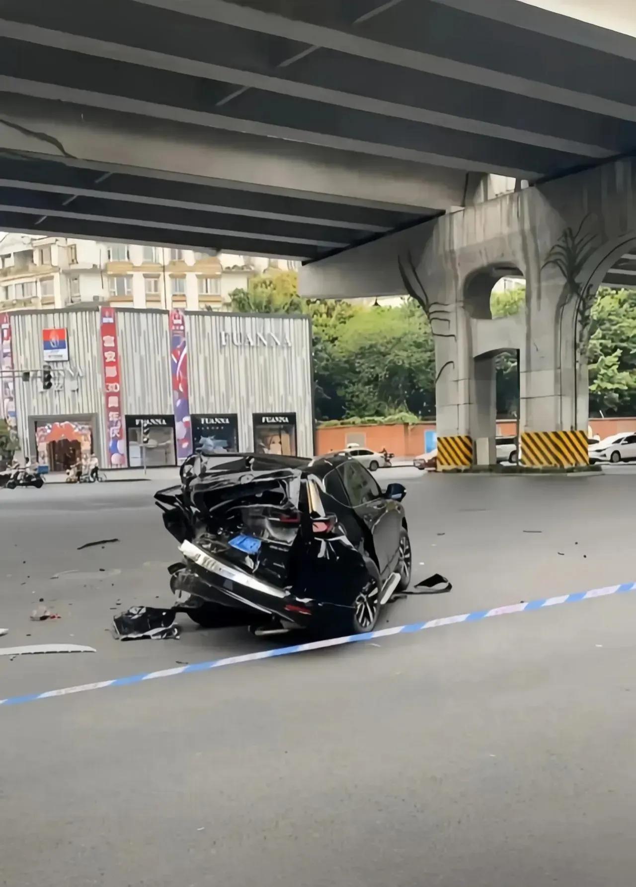 在成都这座古老而又繁华的都市里，近日上演了一出令人啼笑皆非的街头剧目，一场追尾事