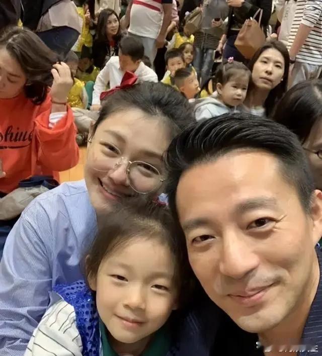 曾经幸福的一家人，大s也是个好妈妈，每次外出都自己抱孩子 ​​​