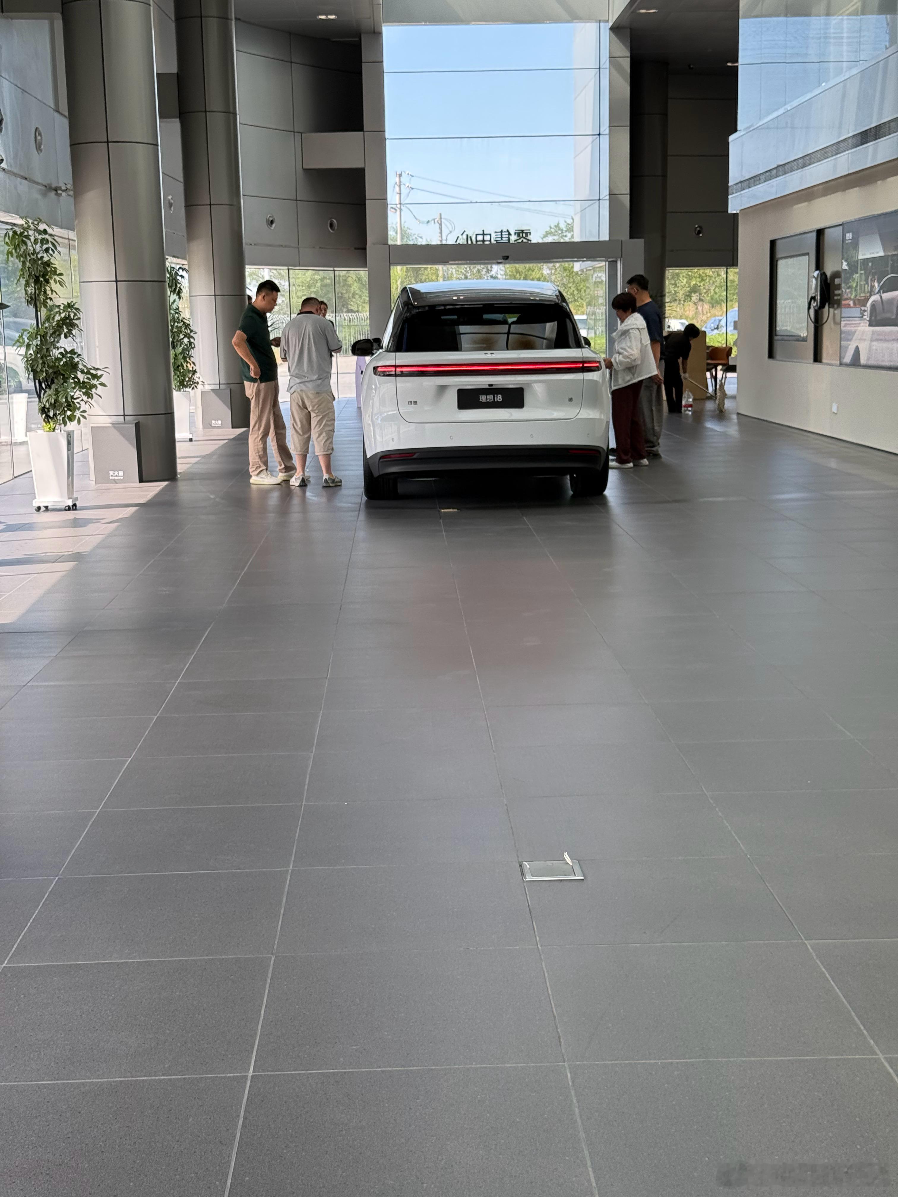 乌鲁木齐门店也还有i8的展车啊…小改款的i8没有什么槽点了…底盘优秀度巨高！理想