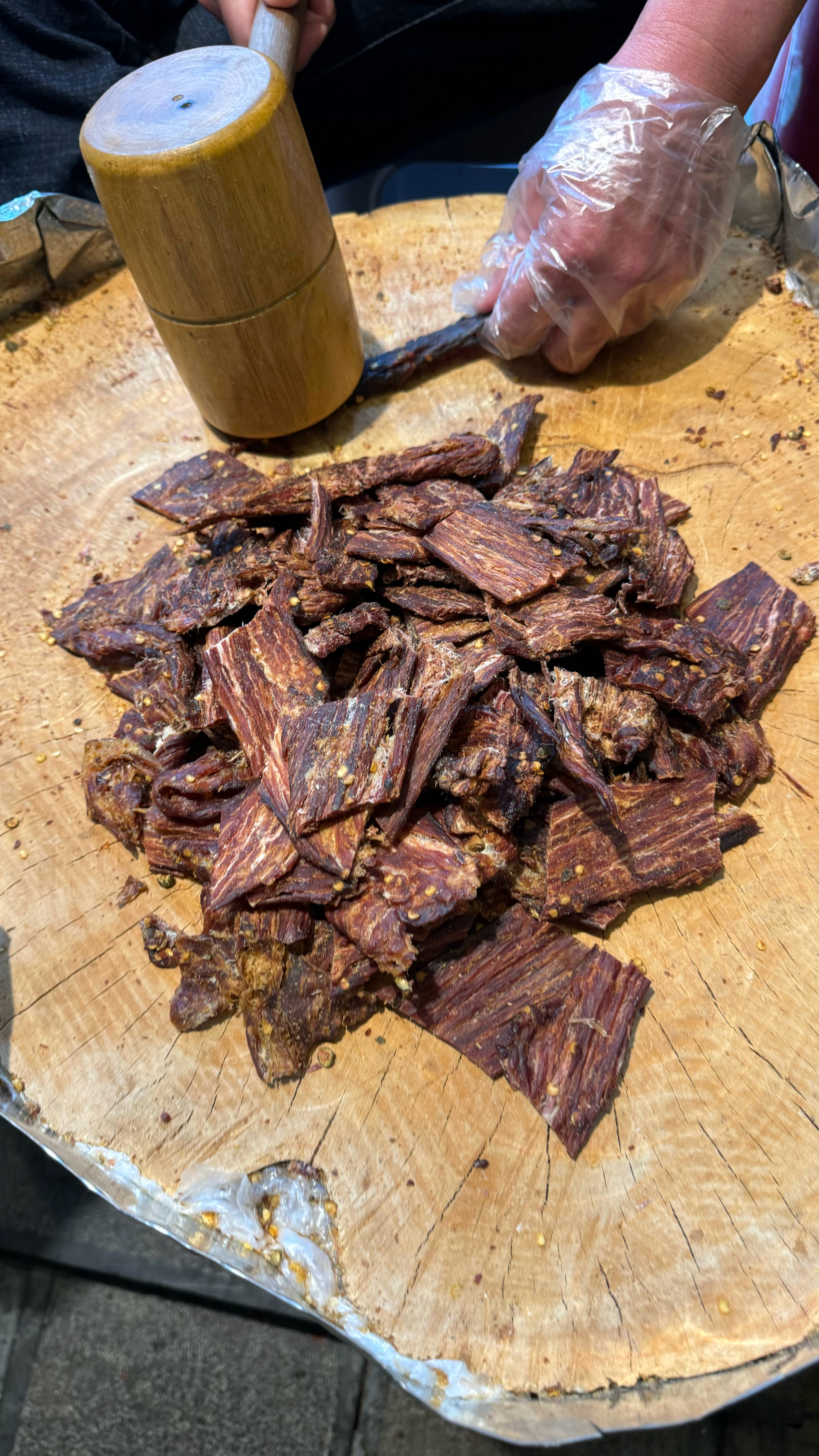 今天差点我都买到假牦牛肉干了，艹🌲丽江假的牦牛肉干真的太泛滥了，古城里的商铺、