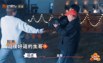 捕捉到上一季快乐老友记的最后一集陈楚生放烟花！
最后一集的小年夜陈楚生跟老苏总喝