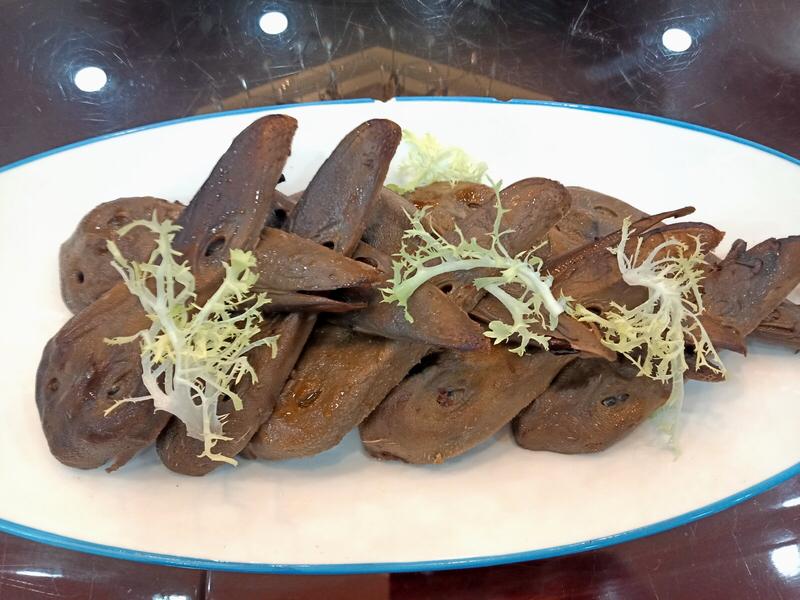 冬天的三餐，是温暖与满足的交织。就像有位妈妈，在冬日准备的晚餐，有四喜丸子、木耳