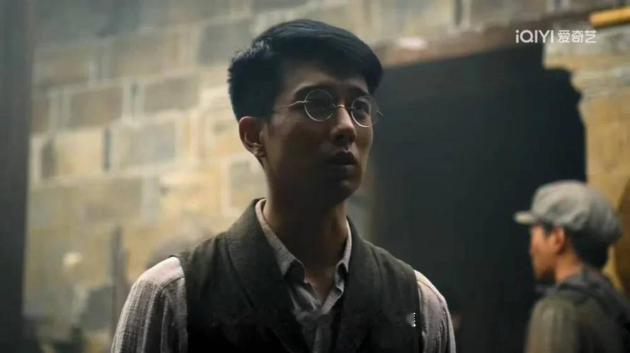 这不是铁头吗？

《九个弹孔》里，白书轩是一名医生，他懂感恩，重情义，好几次都帮