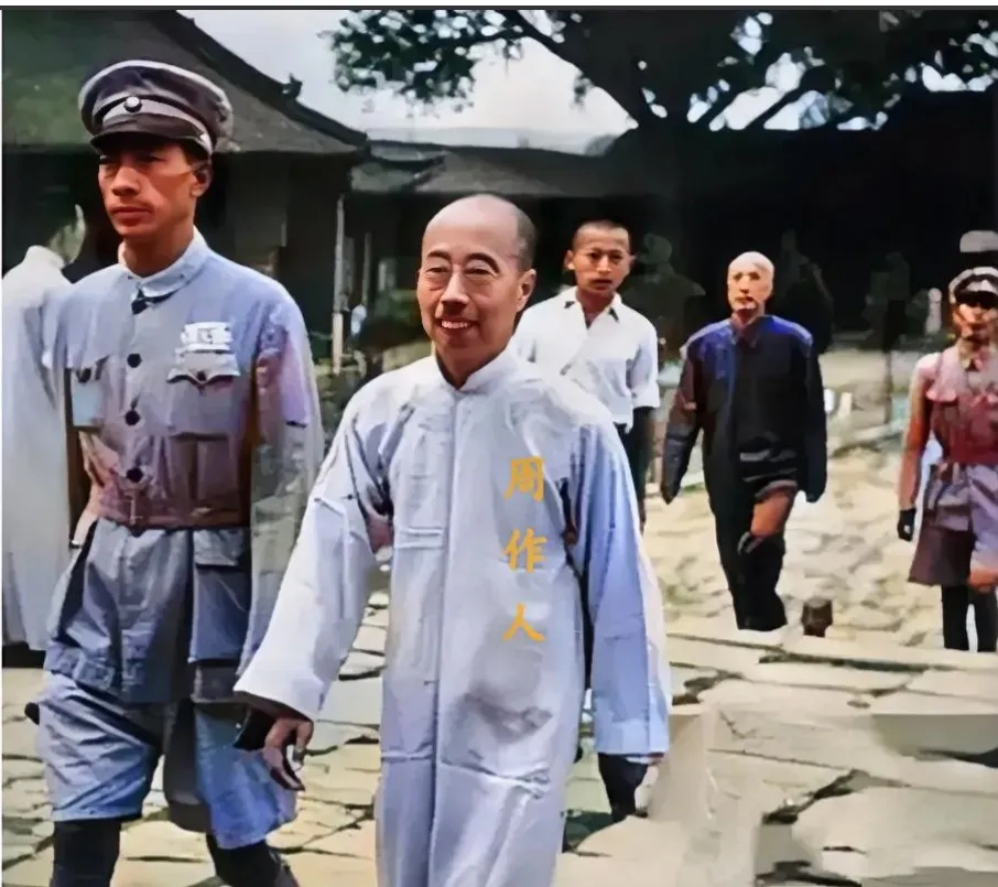 这张1949年摄于南京老虎桥监狱的老照片，真实记录了周作人走出囚笼的历史瞬间。画