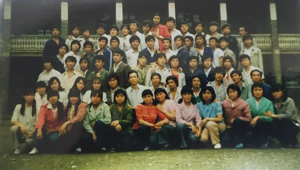 这是在1998年的夏天，我在当年盘县特区最出名的中学羊场区中学上民族班时，全班同
