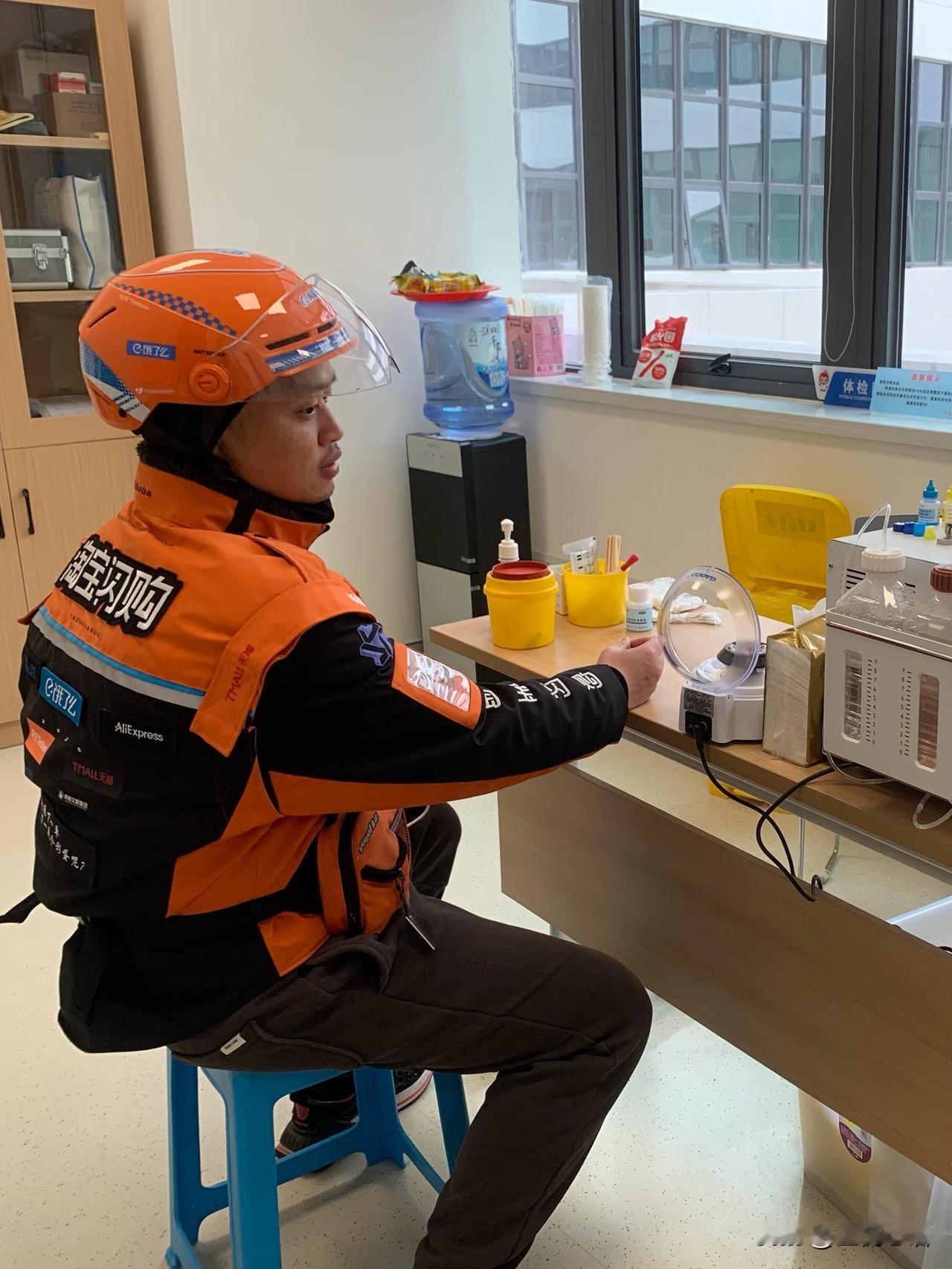 异地救父紧急寻血无人应，
桂林小哥站了出来。
外卖小哥的故事暖到我心窝里了！
