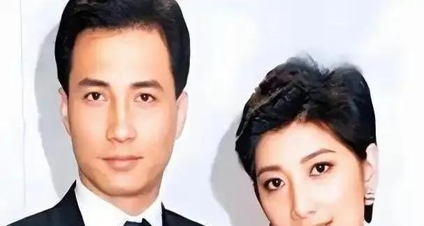 1975年，12岁的刘玉璞正在洗澡，醉醺醺地父亲发疯般地踹开门，冲进浴室里，死死