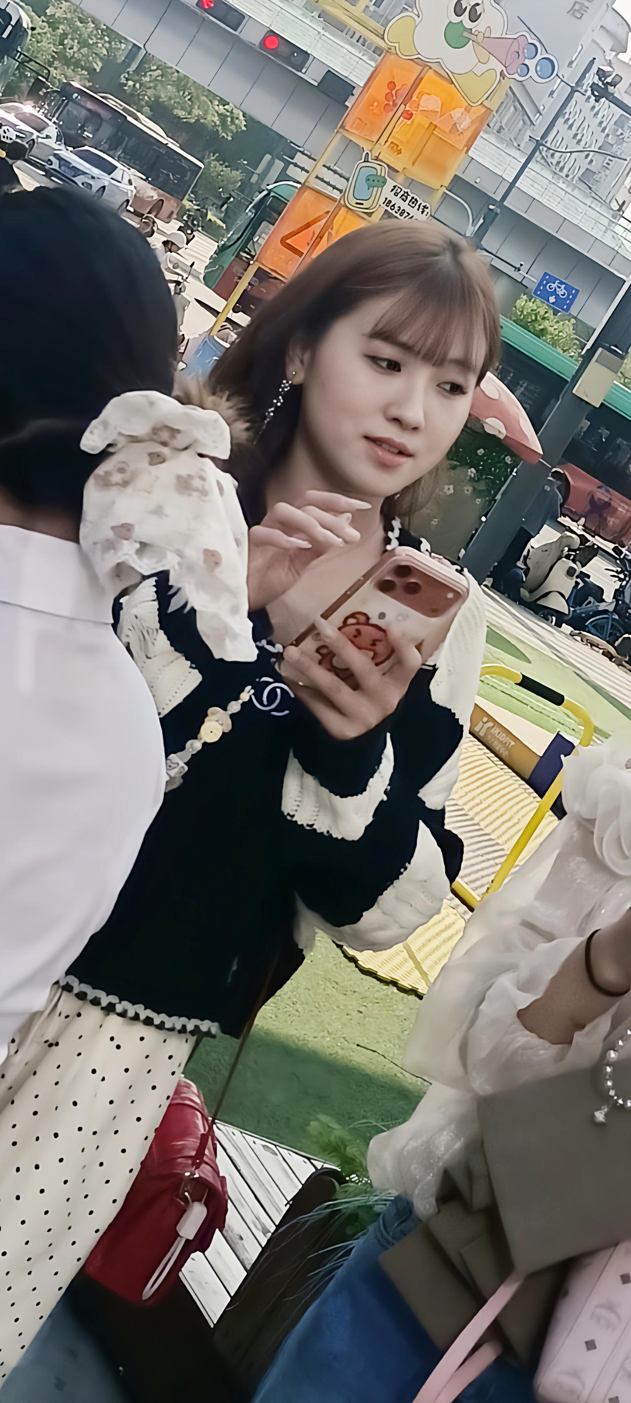 这个女生目测身高有168。身材窈窕，面容清秀，皮肤滑嫩。真的是太漂亮了！女性样子