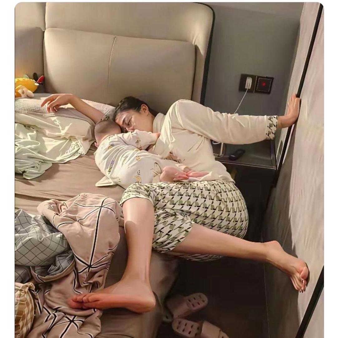 看完瞬间破防！这张睡姿照藏着无数宝妈的心酸
 
刷到这张图一下子看哭了，宝妈紧紧