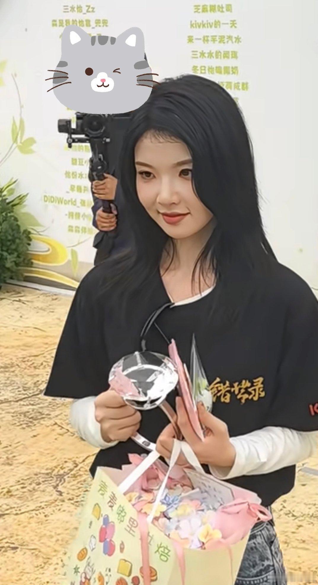 张淼怡知名度超过虞书欣了？？今天参加开机仪式的张淼怡被说像虞书欣，结果有网友发帖