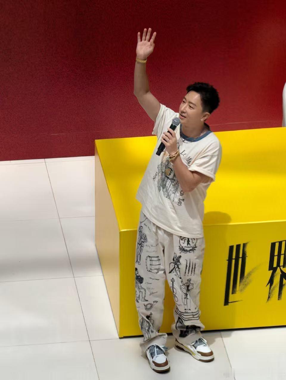韩庚终于学会了饭撒 从懵懂不懂饭撒含义，到主动对着全场温柔比心，一步步成长模样特