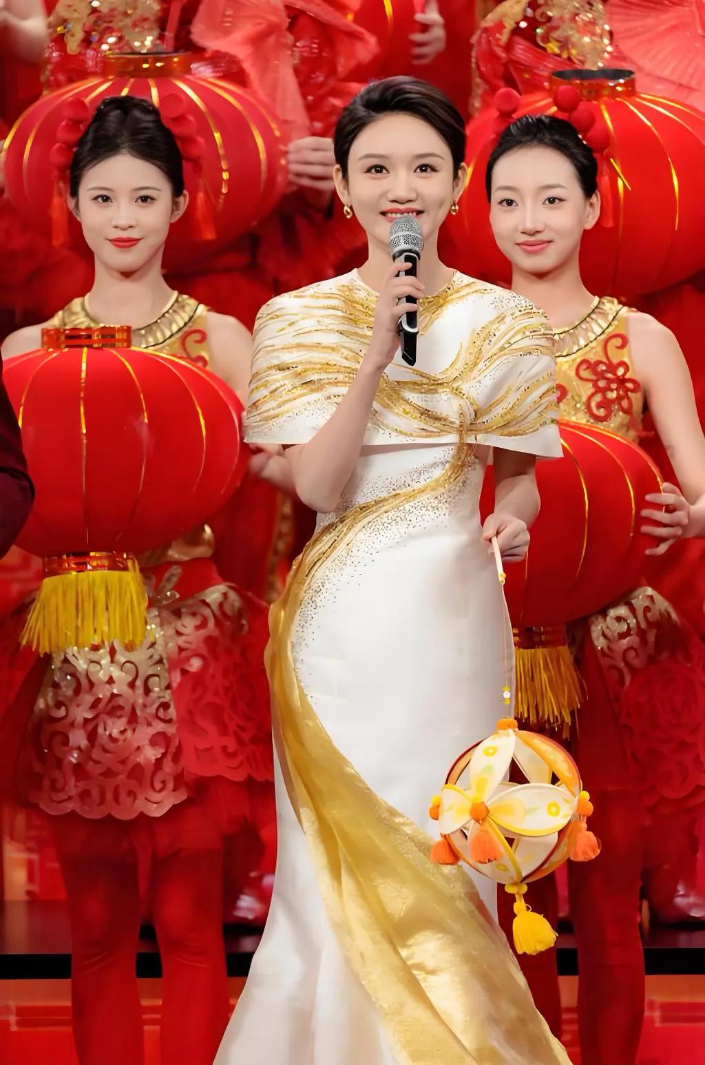 元宵晚会那身白金刺绣旗袍，配清透眼妆，把“国泰民安脸”焊在了身上。转头到了广州永