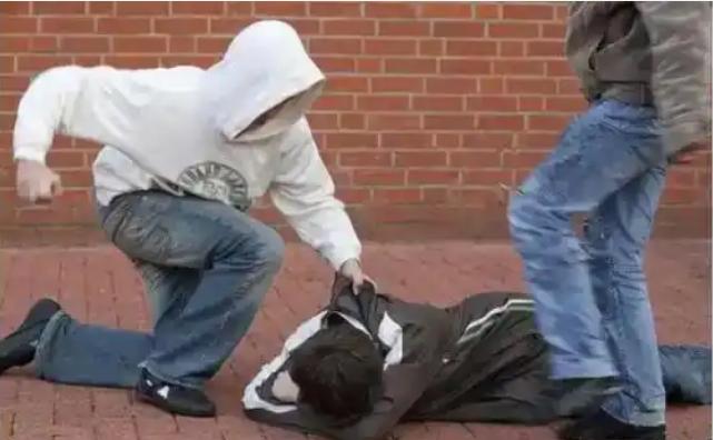 贵州贵阳，男子与妻子、妻子闺蜜吃夜宵时，看到原本去上厕所的妻子正在不远处被人围殴