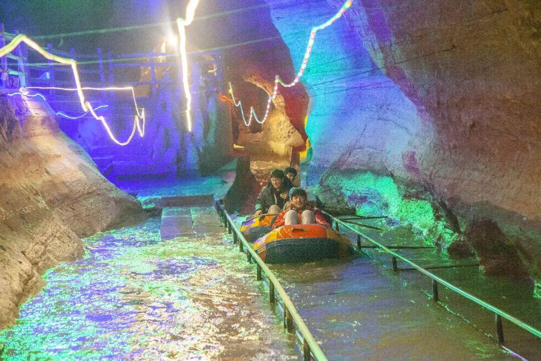 沂水某景区对临沂首批春假学生免门票游览。临沂市中小学春假时间为4月16日—4月2