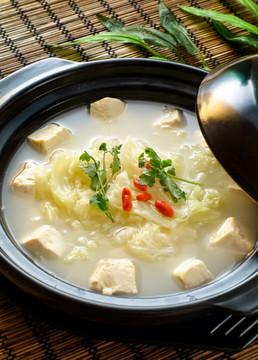 家常营养新宠——白菜豆腐三鲜汤，简单又健康

作为一名热爱美食与健康的中医爱好者