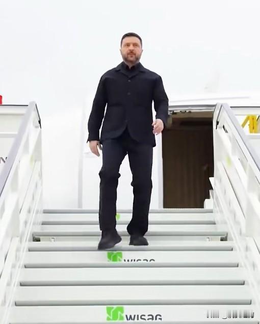 还是泽连斯基年轻“牛逼”，访问德国柏林，德国浓重仪仗队、红地毯直接安排上

网友