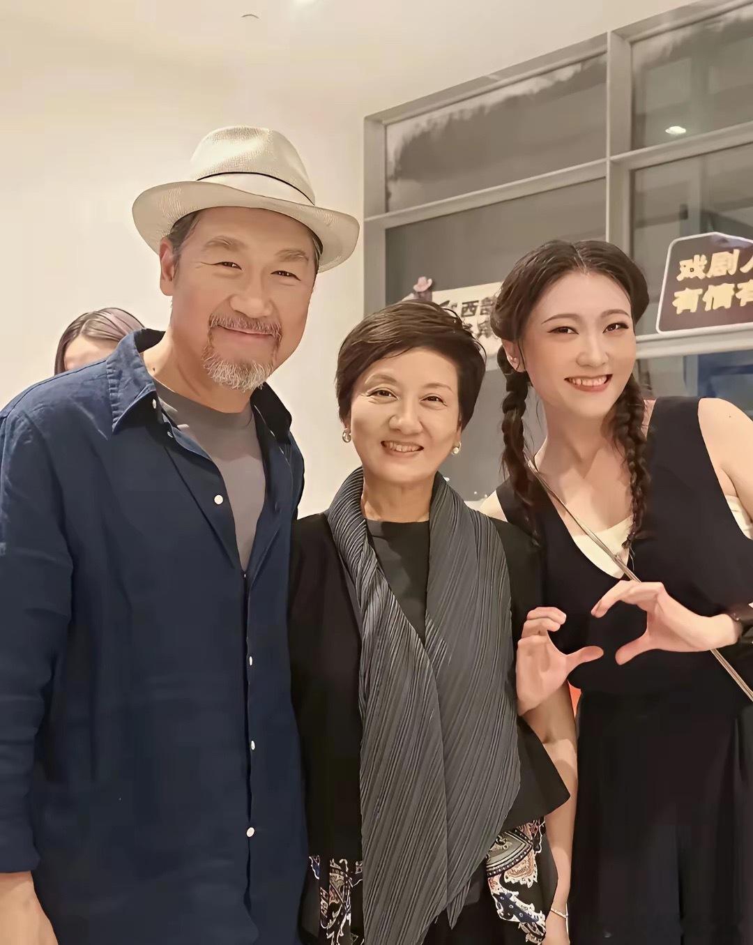 张国立邓婕领养的女儿，长相神态酷似张国立！