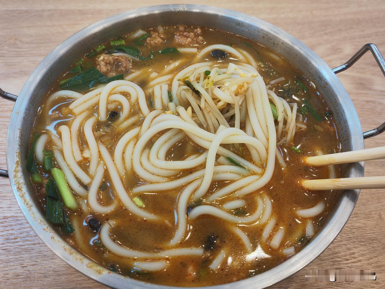 又找到一家老昆明味米线！
已去吃了两次，应该是老昆明味道的小锅米线，份量较足，一