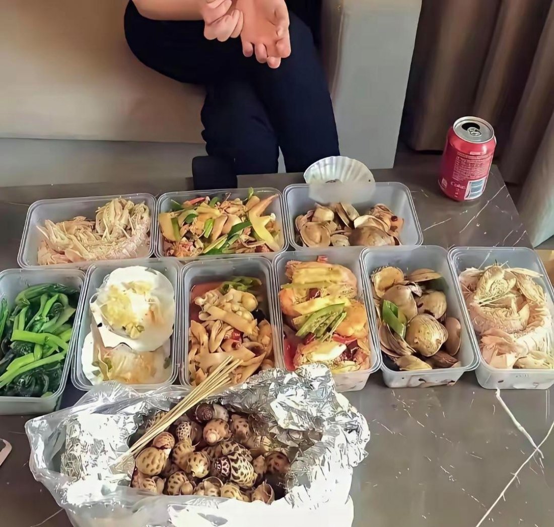 看看秦海璐这一桌外卖，网传一顿就要600元。这样的一餐，相当于不少打工人半个月薪