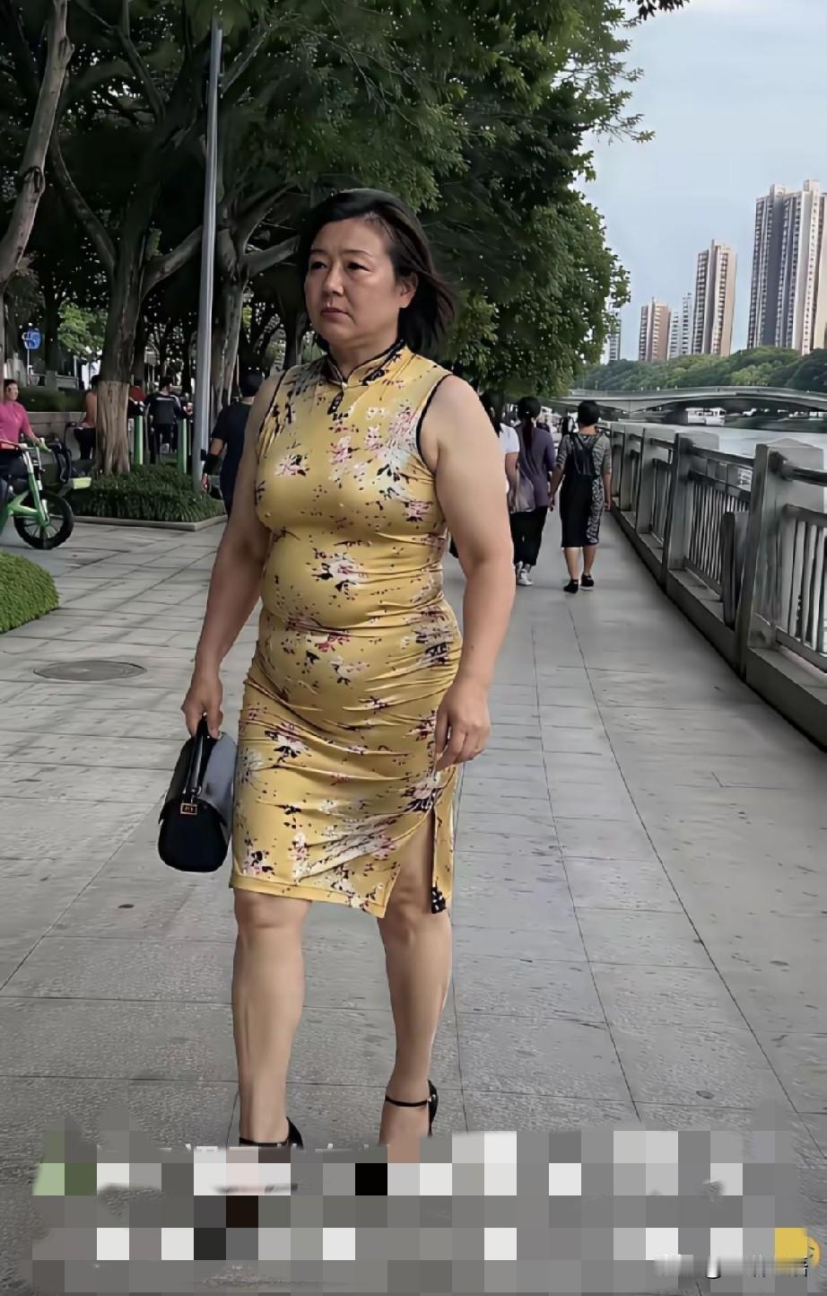 有些女人，你啥都可以不佩服，你得佩服她的胆量。
能把这身行头穿身上的大有人在，但