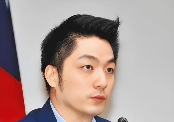 记者曾问蒋万安：你是台湾人还是中国人？蒋万安的回答出乎预料。他说：我是台湾人，是