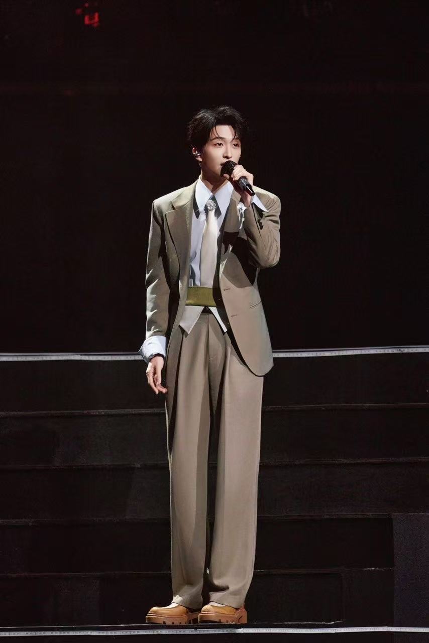 黄子弘凡本周劳模黄子弘凡恨不得天天见 湾区升明月那首《月下煮茶》真的绝，故事感被
