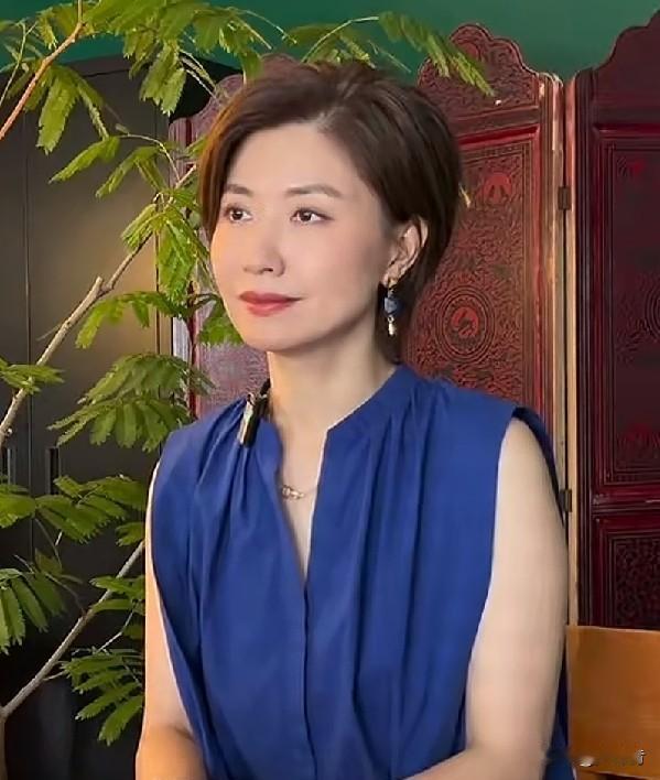 孙靖涵，1982年生于哈尔滨，端庄大方，非常漂亮，雅号最美丽的“微笑大使”。19