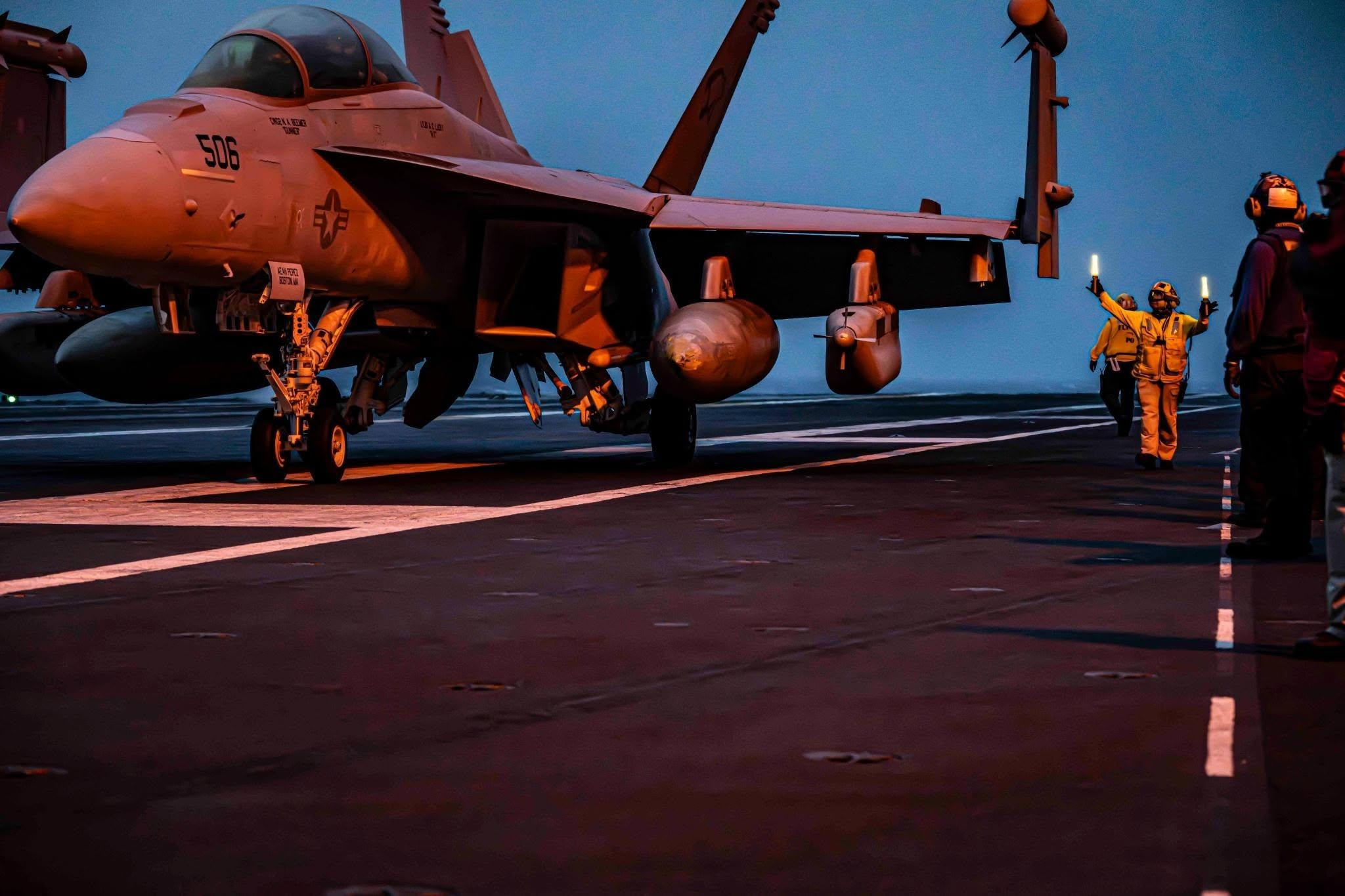 夜色下，部署中的尼米兹号USS Nimitz (CVN 68) 每天认识一件兵器