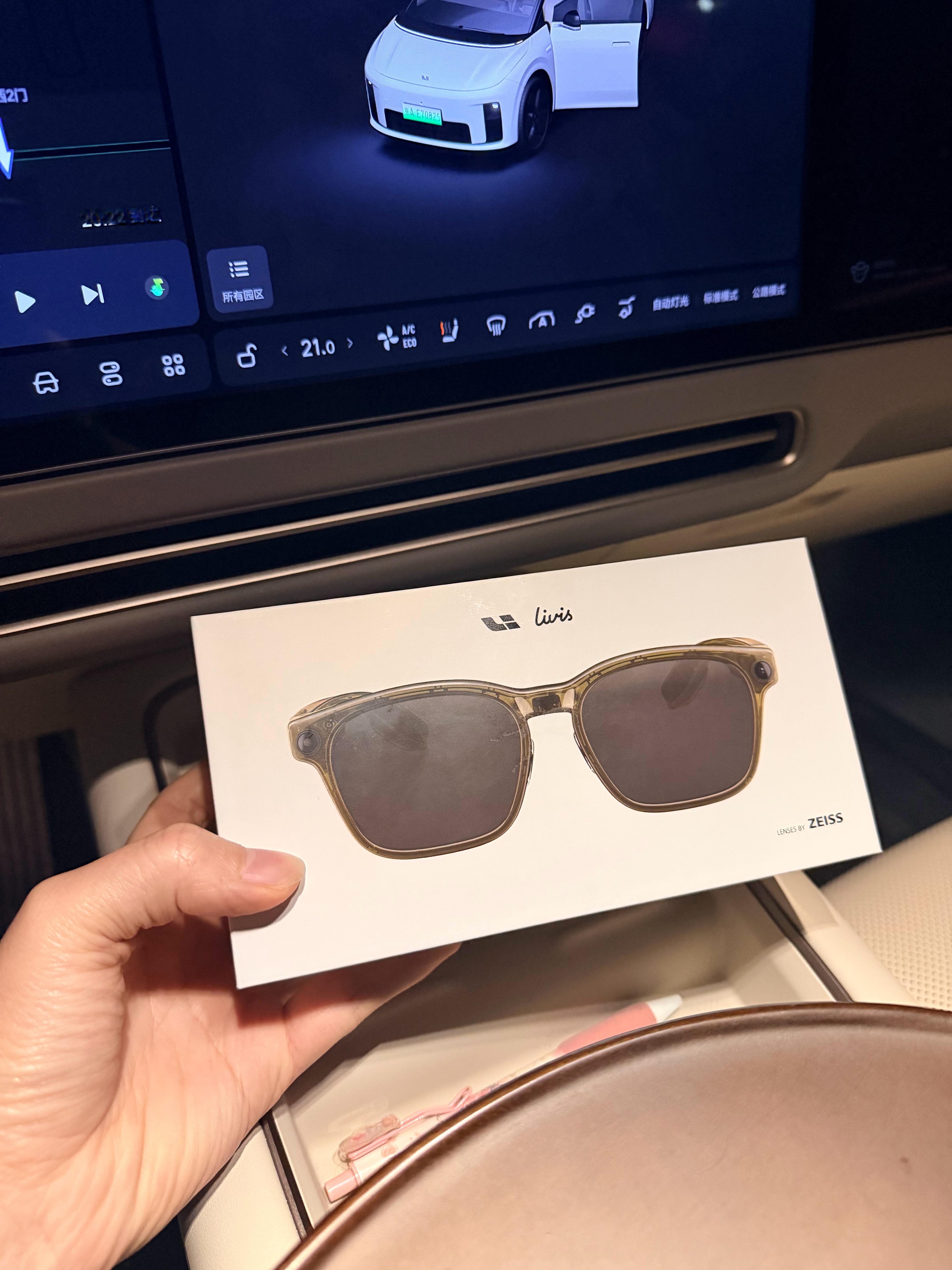 花总的理想ai眼镜livis 估计春节了，但是我朋友多，搞到一台。。。。。不过是