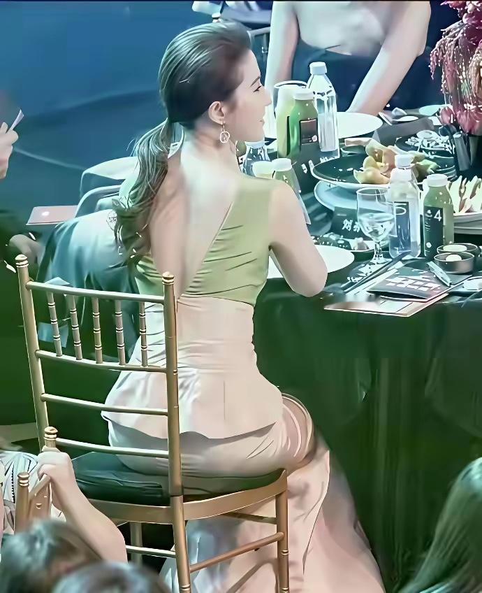 刘亦菲是怎么做到后面一点点头发，颅顶那么多头发的？ 