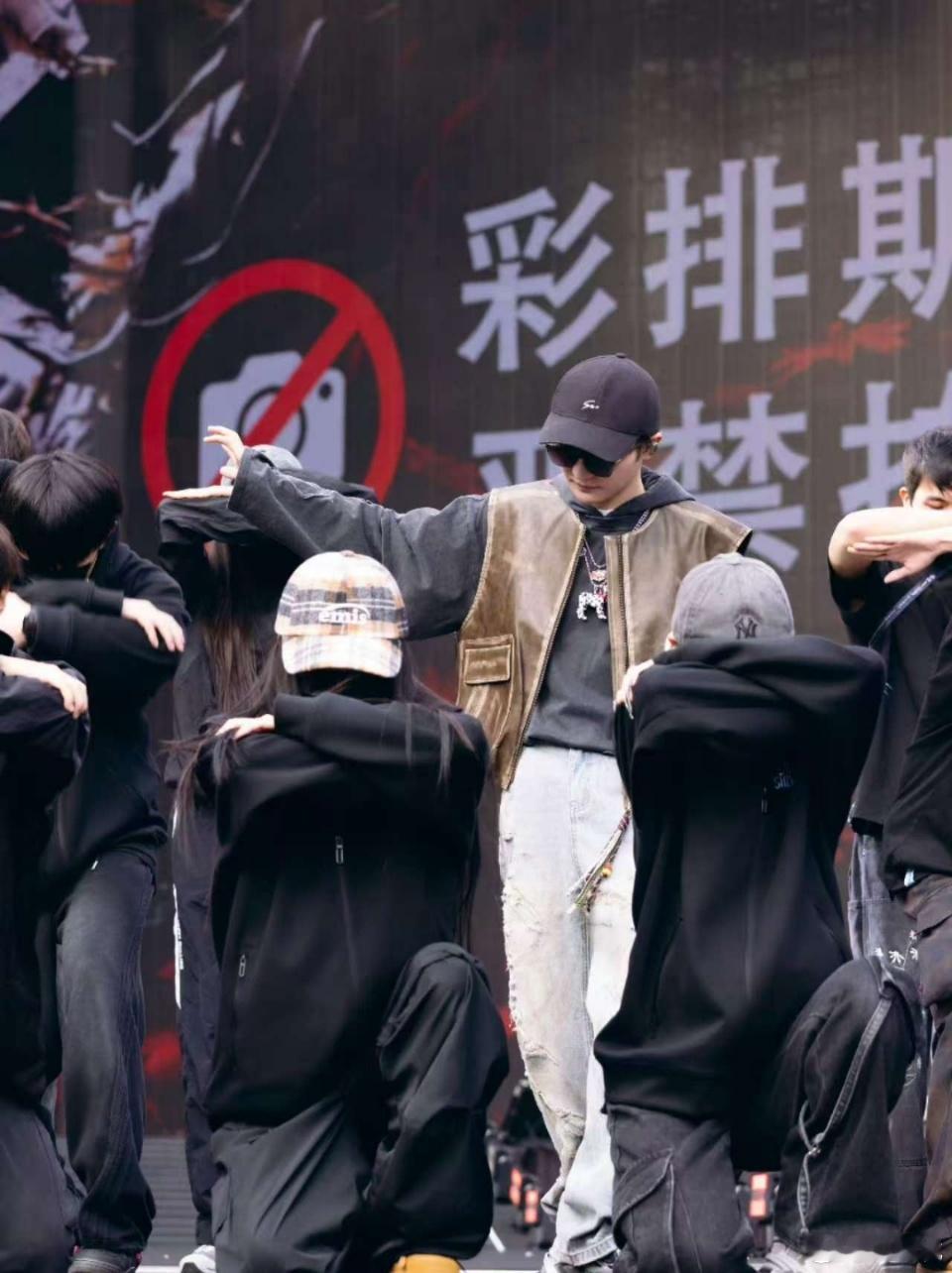 周深在舞台上开牧场 从猪肘到牛羊成群，周深的演唱会是限定童话吧！用最纯粹的快乐感